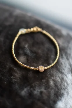 DAMES Mooi! Jewels Sieraden^Armband met beige letter | Goud