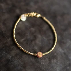 DAMES Poespas Sieraden^Armband met lichtbruine letter | Goud