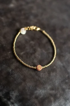 DAMES Poespas Sieraden^Armband met lichtbruine letter | Goud
