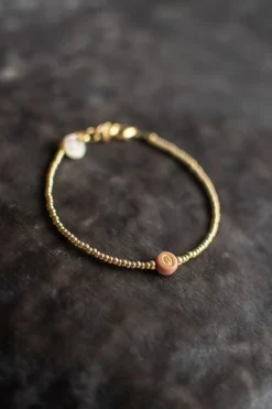 DAMES Poespas Sieraden^Armband met lichtbruine letter | Goud