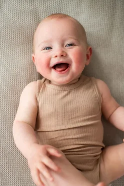 Lässig Rompers^Baby body | Ribbed light brown |