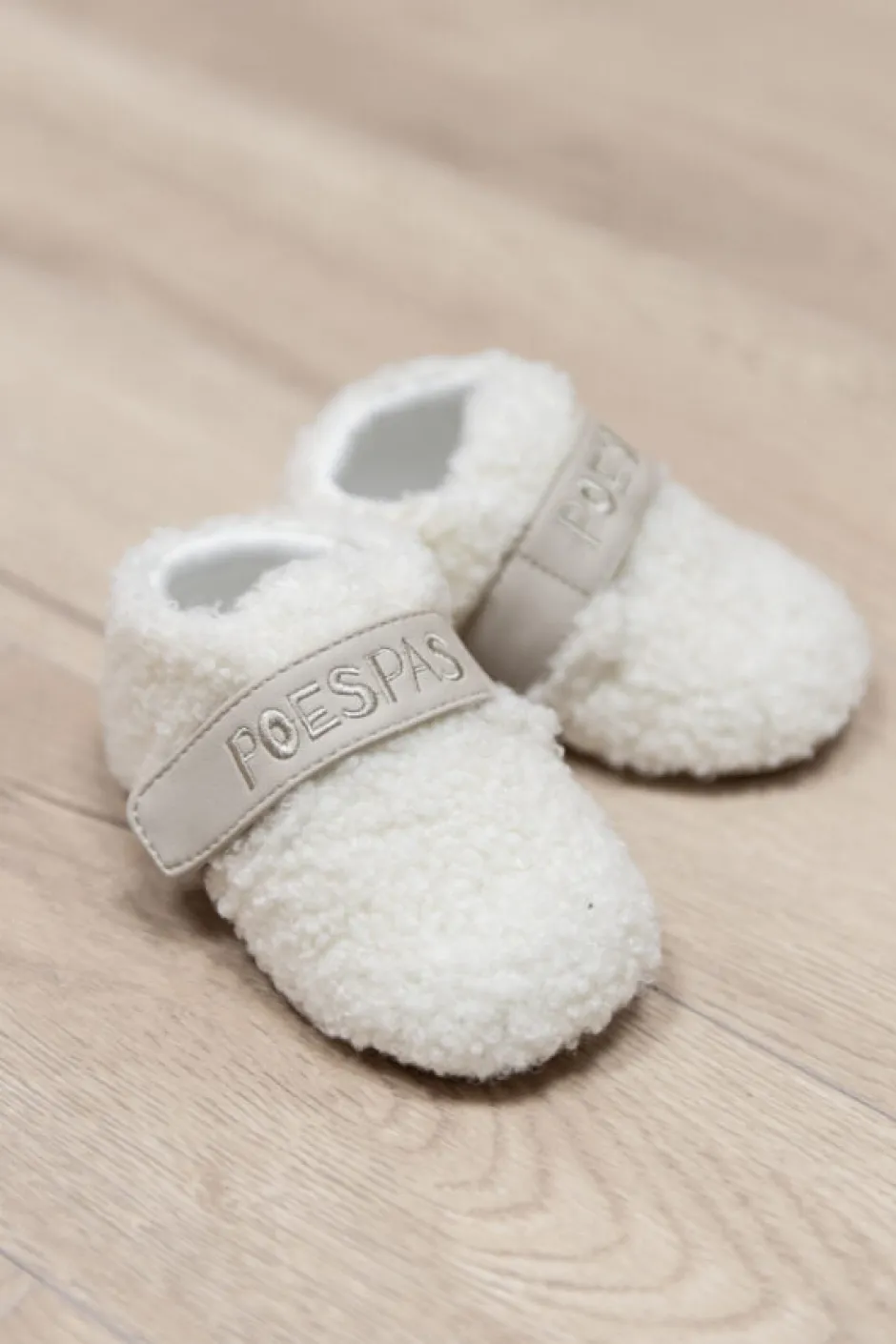 Poespas Schoenen & Slofjes^Teddy pantoffels | Vegan leather & klittenband