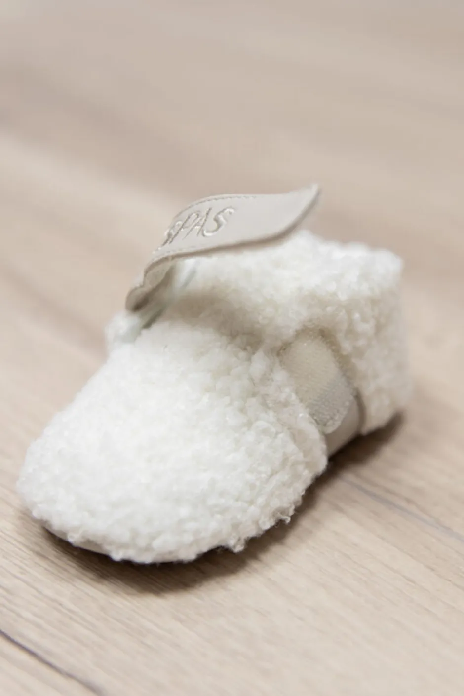 Poespas Schoenen & Slofjes^Teddy pantoffels | Vegan leather & klittenband